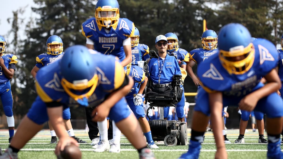 Rob Mendez observe ses joueurs de la Prospect High School lors d'un match de la saison 2018 Rob Mendez observe ses joueurs de la Prospect High School lors d'un match de la saison 2018