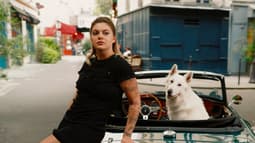 Louane, dans son clip "Chiens" (2025).