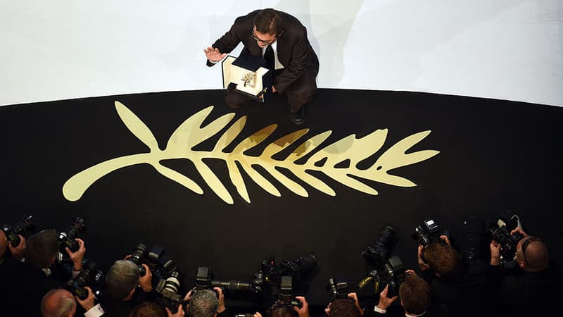 Le réalisateur turc Nuri Bilge Ceylan, posant avec sa palme, au festival de Cannes 2014.