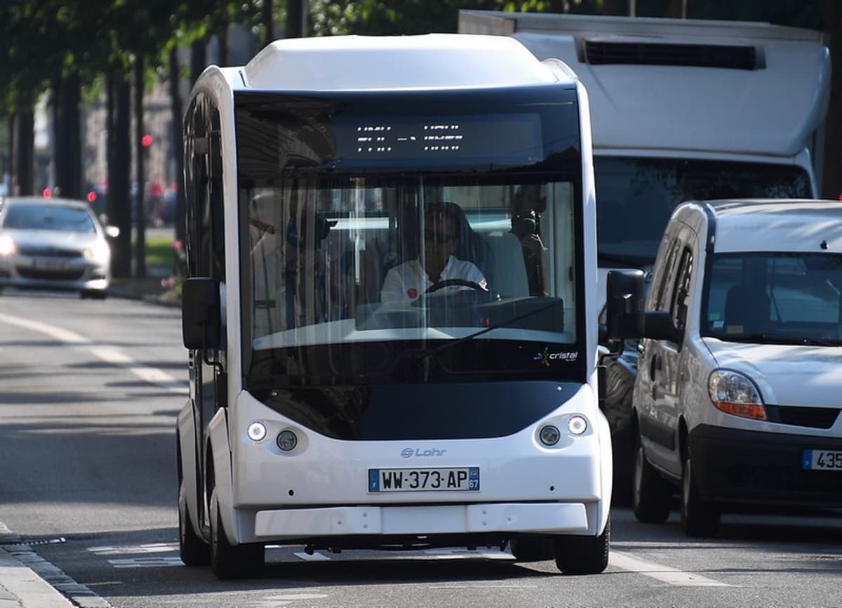 Véhicule électrique Sur Lequel On Conduit Debout Ces navettes de transport du futur : électriques, avec et sans chauffeur