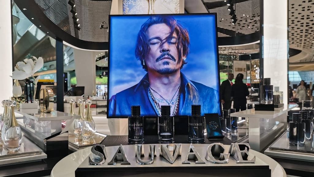 Un corner Dior présentant la gamme "Sauvage", Aéroport d'Abu Dhabi 2023
