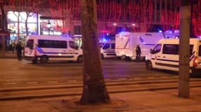 Les forces de l'ordre cherchent à disperser les gilets jaunes, regroupés sur les Champs-Elysées