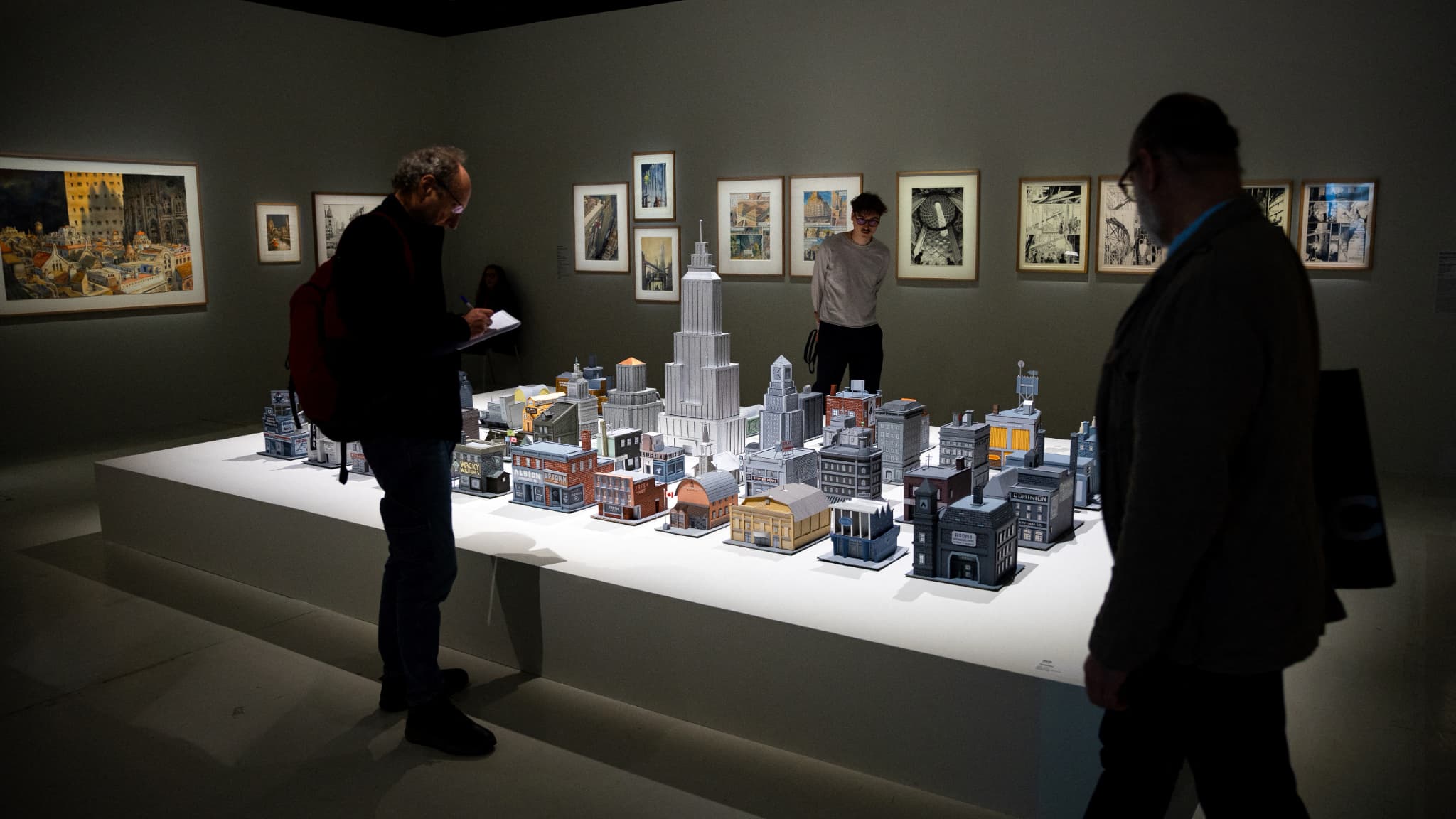 Des visiteurs découvrant la maquette du dessinateur Seth à l'exposition "Bande dessinée (1964-2024)" du Centre Pompidou