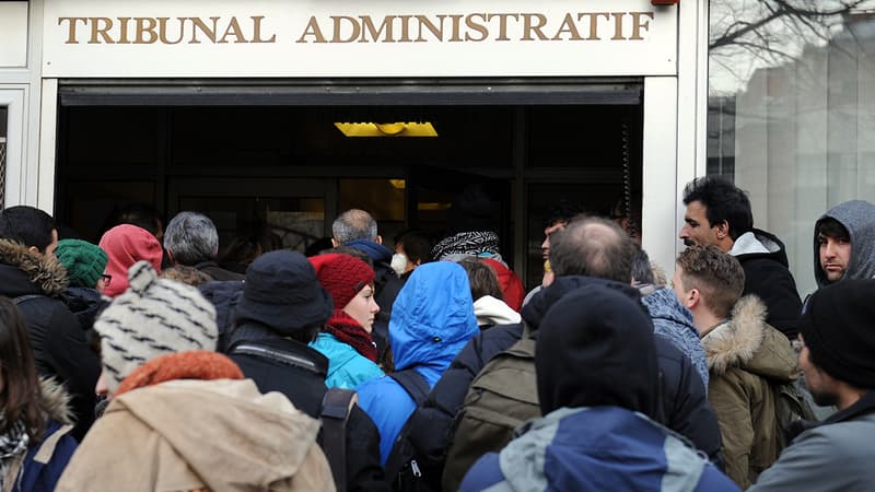 Des membres d'associations ont demandé mardi un report de la décision du tribunal sur le démantèlement de la "jungle" de Calais.