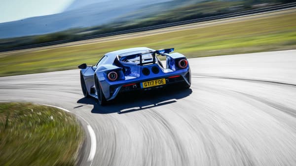 La nouvelle GT lancée sur la piste d'essai de Michelin à Ladoux. La supercar tire son ADN du sport automobile, de la GT40 des années 60 à la GT des 24 Heures du Mans 2016. 