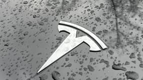 Des gouttes de pluie visibles à côté du logo Tesla sur le capot d'une voiture électrique Tesla dans le quartier berlinois de Kreuzberg, le 8 janvier 2023. 
