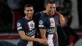 Les amis Achraf Hakimi et Kylian Mbappé bras dessus bras dessous avec le PSG