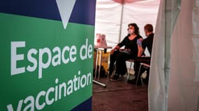 Une patiente se fait vacciner au vaccinodrome de Paris La Défense Arena dans les Hauts-de-Seine, le 3 mai 2021