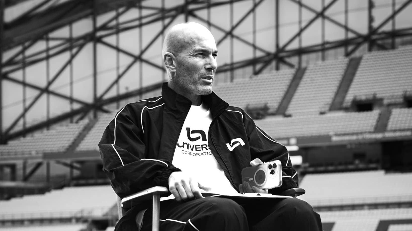 Zinédine Zidane assis sur une chaise au Vélodrome, octobre 2025