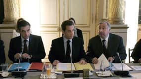 François Fillon, Nicolas Sarkozy et Gérard Larcher lors de la deuxième conférence nationale sur les déficits publics, organisée jeudi à l'Elysée. Le président de la République promet de tenir les engagements de la France en matière de réduction de ses déf
