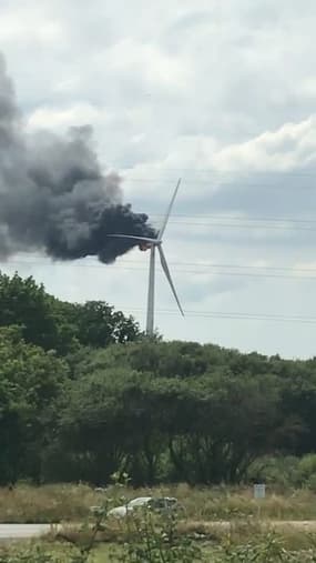 Une éolienne prend feu à Ambon, dans le Morbihan - Témoins BFMTV