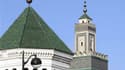 Une commission théologique fixera mardi soir lors de la "nuit du doute", à la Mosquée de Paris (photo), la date du début du ramadan pour les cinq à six millions de musulmans français. /Photo d'archives/REUTERS/Charles Platiau