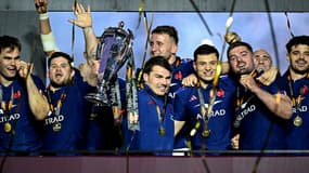Antoine Dupont avec le XV de France et le trophée du Tournoi des Six nations, au Stade de France le 15 mars 2025