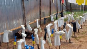 Des gants, bottes et masques servant de protection contre le virus Ebola sont au séchage, le 24 juillet au Liberia.
