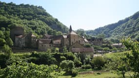 Le village de Baume-les-Messieurs dans le Jura