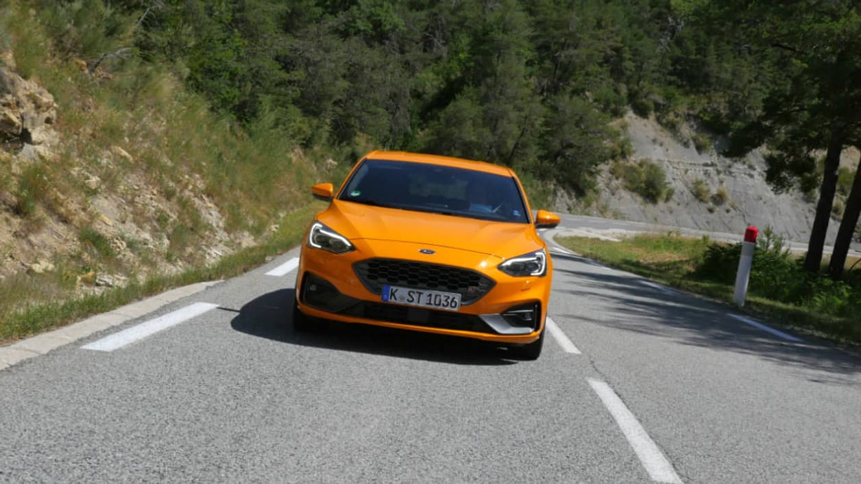 Cette couleur exclusive à la ST, "Orange Fury", contribue à l'ADN sportif voulu pour ce modèle.