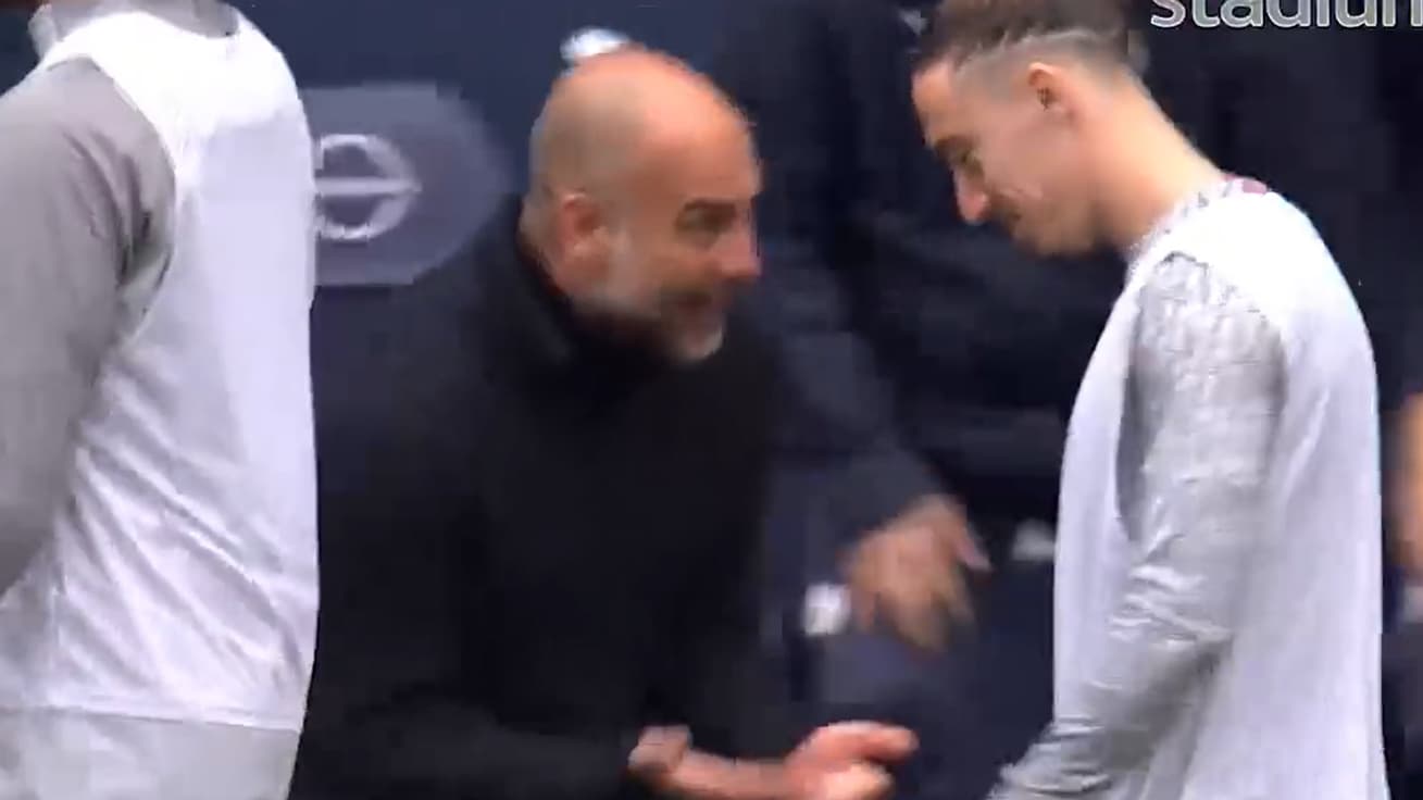 Pep Guardiola et Kostas Tsimikas Pep Guardiola et Kostas Tsimikas