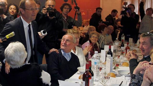 Du marché du matin au meeting du soir, en passant par un déjeuner avec 800 retraités à Tulle, François Hollande a passé samedi la journée en Corrèze, terre de ses "racines", et a présenté ses voeux aux premiers Français à l'avoir élu, en 1983, dont il esp