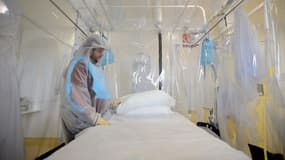 Préparation d'une chambre pour patients atteints du virus Ebola au Royal Free hospital, à Londres, le 6 août.