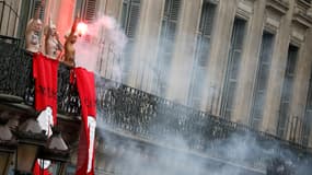 Des Femen ont perturbé le dépôt de gerbe de fleurs de Marine Le Pen, puis son discours sur la place de l'Opéra.