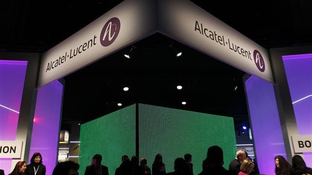Alcatel-Lucent a annoncé jeudi la suppression de 5.000 emplois dans le monde d'ici fin 2013 dans le cadre d'un nouveau programme de restructuration qui doit permettre de réduire les coûts du groupe de 1,25 milliard d'euros. /Photo d?archives/REUTERS/Alber