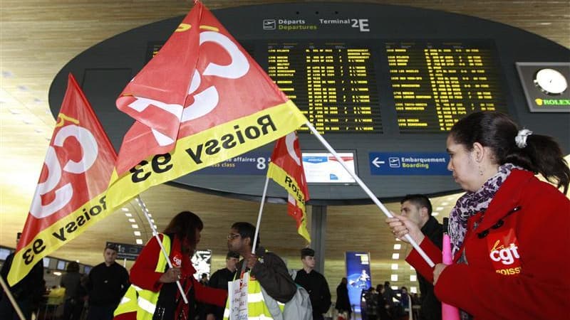 Grévistes dans un terminal de l'aéroport Roissy-Charles de Gaulle. Les syndicats s'orientent vers une poursuite de la grève des agents de sécurité qui perturbe les aéroports français depuis une semaine. Une nouvelle réunion de discussions à Paris sous l'é