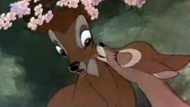 Bambi, jeune héros de Walt Disney profite de l'affection de sa mère avant que celle-ci ne soit froidement abattue par un chasseur.