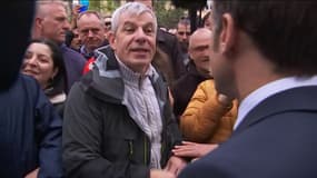 Un homme aux cheveux gros a interpellé Emmanuel Macron à Sélestat en Alsace le 19 avril 2023