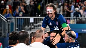 Frédéric Villeroux fêté par l'équipe de France de cécifoot après son tir au but de la victoire en finale des Jeux paralympiques, 7 septembre 2024