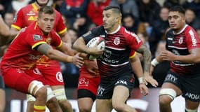 Le centre toulousain Sofiane Guitoune échappe à la défense perpignanaise, lors de la 10e journée du Top 14, le 6 novembre 2021 au Stade Ernest-Wallon