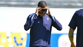 Kylian Mbappé réajuste son masque pendant un entraînement de la France avant le match contre la Pologne à l'Euro, le 24 juin 2024