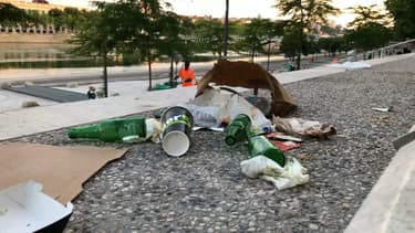 Des déchets le long des berges du Rhône.