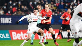 Enzo Le Fée face à Lovro Majer lors de Rennes-Lorient en Coupe de France