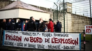 Une manifestation de surveillants devant la prison de Bordeaux-Gradignan, dans la Gironde, le 15 mai 2024