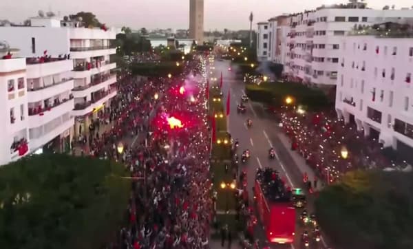 Les fans marocains célèbrent leurs joueurs après le Mondial 2022