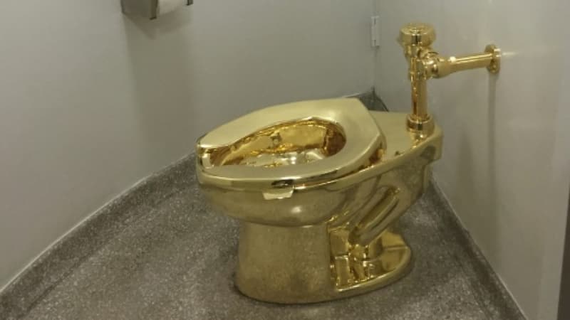 "America", le WC en or massif de l'artiste italien Maurizio Cattelan au musée Guggenheim de New York, le 15 septembre 2016