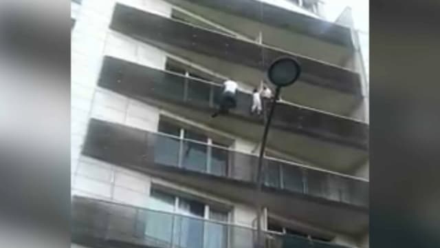 L'enfant s'est accroché à un balcon après avoir chuté d'un étage.