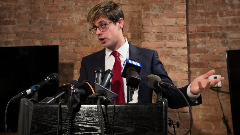 Milo Yiannopoulos lors de sa conférence de presse du 21 février à New York, annonce sa démission de Breitbart News.