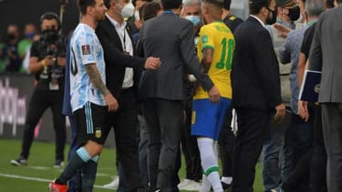 Les stars Lionel Messi et Neymar se mêlent à la discussion durant l'intrusion des agents de la sécurité sanitaire (Anvisa) lors du match Brésil-Argentine à Sao Paulo, le 5 septembre 2021