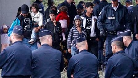 Evacuation d'un camp illégal de Roms à Mons-en-Baroeul, près de Lille. Une circulaire du ministère de l'Intérieur français publiée par plusieurs médias montre que les Roms ont bien été explicitement et directement visés par la politique de démantèlement d