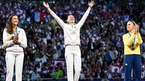 Manon Apithy-Brunet entourée de Sara Balza et Olga Kharlan sur le podium du sabre des JO de Paris, le 29 juillet 2024
