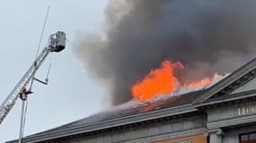 Incendie en cours à l'hôtel de ville d'Annecy - Témoins BFMTV