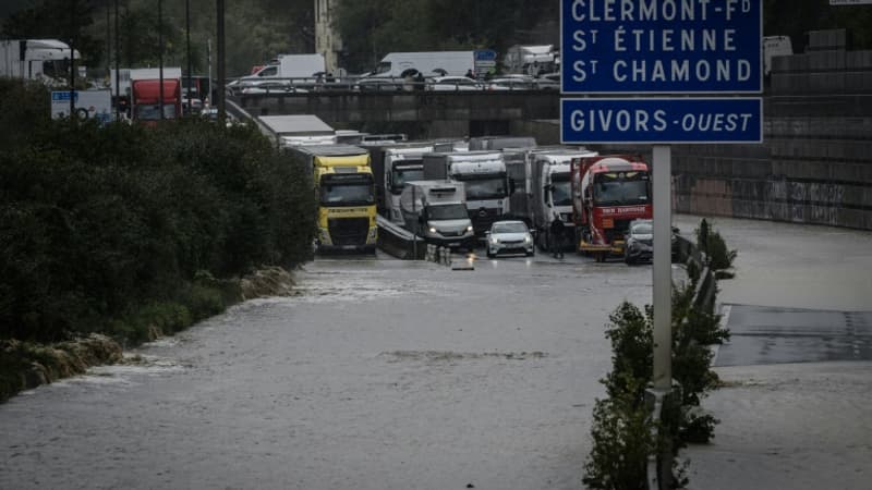 Intempéries dans le Rhône: la circulation devrait reprendre samedi matin sur l'A47, annonce le ministre des Transports (1/1)