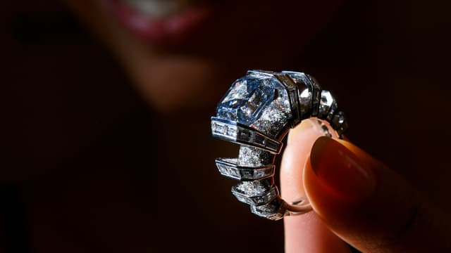Le prix de ce diamant de taille carrée et monté sur une bague Cartier était évalué entre 15 et 25 millions de dollars.