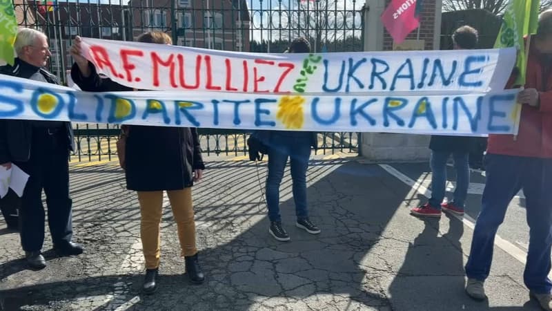 Des manifestants devant le siège de l'association famille Mulliez le 14 mars 2022 à Roubaix (59)
