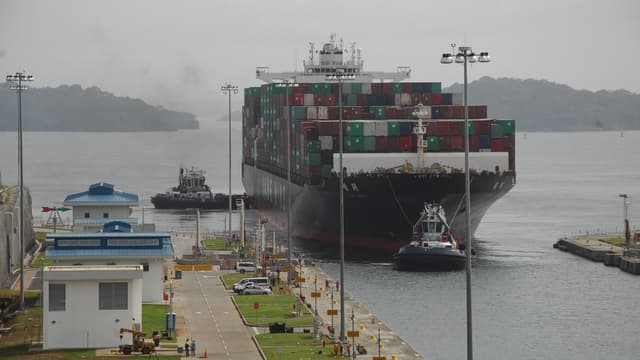 Un navire traversant l'une des écluses du canal de Panama en décembre 2016