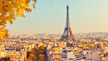 Vue sur la tour Eiffel au coucher du soleil