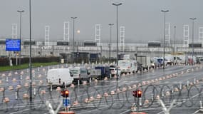 Des voitures attendent pour entrer dans le terminal Eurotunnel de Calais, le 21 décembre 2020