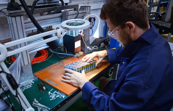 Doctibike répare les batteries, les recycle et vend des modèles compatibles avec 700 marques de deux roues électriques.