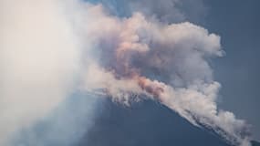 Le volcan Etna entre en éruption en Sicile, le 2 juin 2025